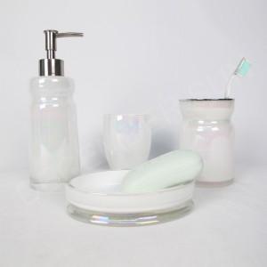 Badezimmer-Set aus hellem Glanzglas