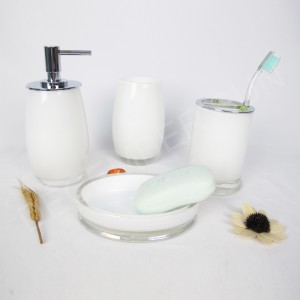 Badezimmerzubehörsatz aus weißem Glas